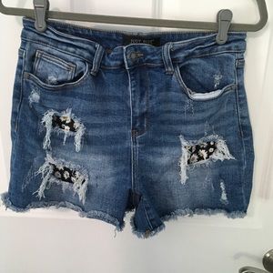 Judy Blue daisy patch distressed shorts size large
